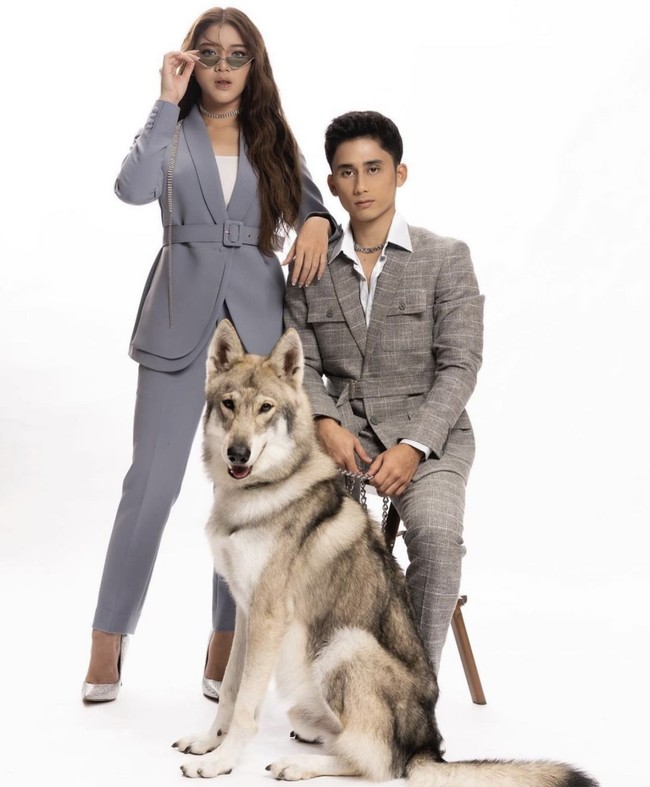 Selama pemotretan, Tiara dan Alshad kompak memakai setelan blazer bernuansa abu-abu. Pasangan itu menggambarkan vibes film vampire Twilight yang dibintangi Robert Pattinson dan Kristen Stewart. Foto: dok. Instagram @alshadahmad