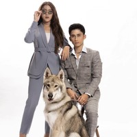 Selama pemotretan, Tiara dan Alshad kompak memakai setelan blazer bernuansa abu-abu. Pasangan itu menggambarkan vibes film vampire Twilight yang dibintangi Robert Pattinson dan Kristen Stewart. Foto: dok. Instagram @alshadahmad