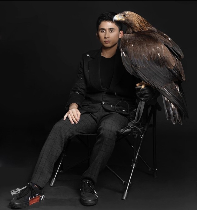 Pehobi hewan buas itu terlihat karismatik memakai busana serba hitam. Dia sudah akrab dengan golden eagle yang baru dipeliharanya dan diberi nama Valkyrie.  Foto: dok. Instagram @alshadahmad