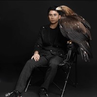 Pehobi hewan buas itu terlihat karismatik memakai busana serba hitam. Dia sudah akrab dengan golden eagle yang baru dipeliharanya dan diberi nama Valkyrie.  Foto: dok. Instagram @alshadahmad