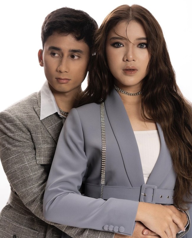 Pertemuan keduanya berawal dari kolaborasi untuk konten YouTube yang berlanjut ke hubungan asmara.  Foto: dok. Instagram @agussantosoyang