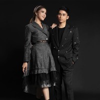 Untuk pemotretan ini, Alshad memakai coat hitam dan sneakers senada keluaran Off White. Sedangkan Tiara memadukan two piece dress dengan ankle boots hitam. Foto: dok. Instagram @tiaraandini