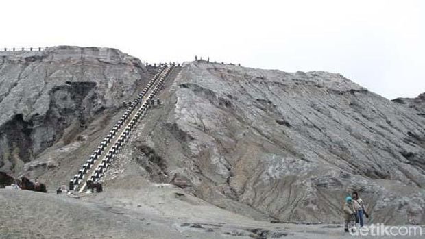 Anak tangga Gunung Bromo