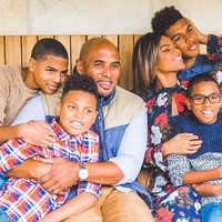 Dalam video terungkap jika Anna punya empat anak berusia 18,19, 20, dan 22. Dalam kolom komentar, netizen langsung mempertanyakan berapa usia Anna sebenarnya dan bagaimana ia terlihat sangat muda.Foto: Instagram @annamaegroves