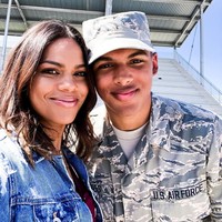 Begini potretnya dengan anak pertama.Foto: Instagram @annamaegroves