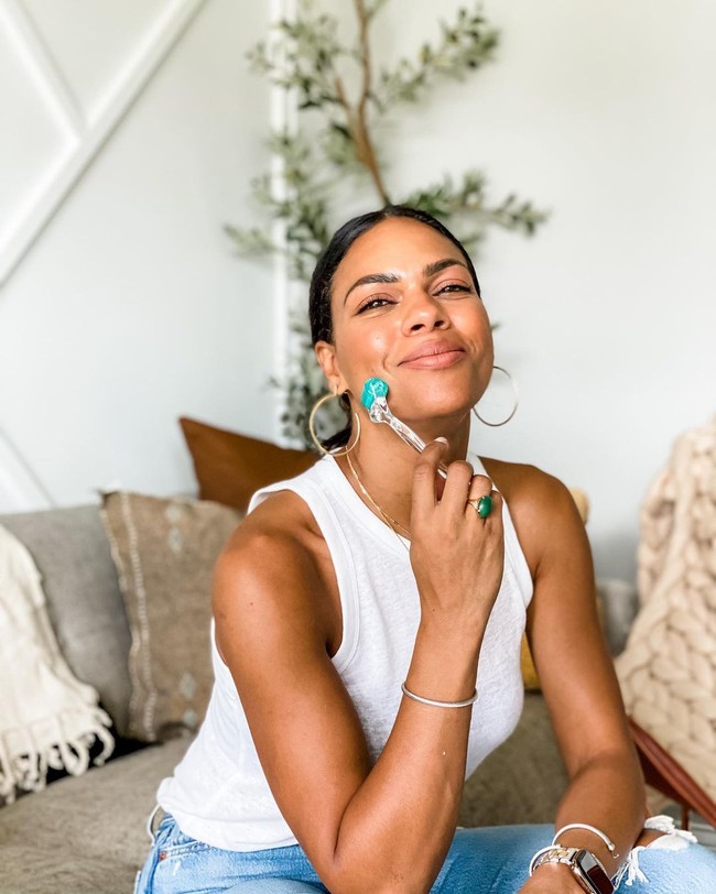 Diakuinya jika menjalani perawatan Dysport. Ia juga melakukan micro needling dua kali sebulan yang memang berfungsi untuk meremajakan kulit. Foto: Instagram @annamaegroves