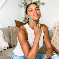 Diakuinya jika menjalani perawatan Dysport. Ia juga melakukan micro needling dua kali sebulan yang memang berfungsi untuk meremajakan kulit. Foto: Instagram @annamaegroves