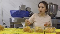 Laris manis meski hanya dijajakan di Instagram, rujak kweni buatan Jenny Zhang bisa dicoba. Kuahnya kental dengan isian mangga kweni yang segar. Pembeliannya sistem pre order melalui Instagram jenny_zhang1. Foto: jenny_zhang1