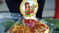 Rujak Buah Nonik punya banyak cabang di Jakarta. Pembeliannya juga bisa via marketplace. Bumbu rujak di sini begitu menggiurkan dengan pilihan hingga ekstra pedas. Mengenai menunya, ada rujak buah potong/serut seharga mulai dari Rp 24 ribu, hingga paket rujak tampah. Foto: rujakbuahnonik