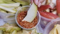 Cita rasa rujak garam yang gurih, asin, asam, dan pedas selalu dicari. Di Jogja, kamu bisa membelinya di Rujakgaram by Bernadeteayu via market place atau ojek online. Harganya mulai dari Rp 12 ribu saja per boks. Isiannya bisa jambu air, nanas, jambu kristal, dan mangga. Foto: rujakgaram_jogja