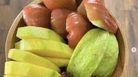 Rujak Bangkok Bandung menawarkan bumbu Bangkok asli Thailand. Isian buahnya bisa dicampur seperti Rujak Bangkok Mix3 ini yang berisi jambu cengkir, jambu kristal, dan jambu air king rose. Foto: rujakbangkokbdg