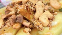 Di Bogor, Rujak Istana menghadirkan rujak dengan buah lokal dan segar yang aman dikonsumsi ibu hamil hingga ibu menyusui. Ada pilihan rujak dengan bumbu kacang dan topping kacang mede. Menu lainnya, rujak serut, rujak Bangkok, hingga asinan taichan. Foto: rujakistanad.id