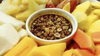Rujak Buah Hot Kang Asep juga bisa jadi pilihan kalau mau beli rujak online yang enak. Penjual rujak di Jakarta Selatan ini tawarkan rujak bebeg, rujak nanas madu honi, hingga rujak buah komplet dengan pilihan sambal pedas. Harganya mulai dari Rp 20 ribuan saja. Foto: Rujak Buah Hot Kang Asep