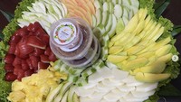 Pencinta rujak bangkok bisa pesan menu favoritnya di sini. Rujak Bangkok Rumahan menyediakan mangga muda dan jambu kristal dengan bumbu Bangkok. Ada juga paket Rujak Mix hingga Rujak Tampah diameter 45 cm. Harganya mulai dari Rp 60 ribu per boks. Foto: rujak_bangkok_rumahan