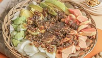 Tak kalah populer, Bumbu Rujak Bangkok juga menawarkan rujak enak di kawasan Tangerang dan Muara Karang. Pembeliannya juga bisa via marketplace. Selain bumbu rujak Bangkok, mereka juga jual bumbu gula kacang yang legit manis. Pilihan paketnya beragam dengan isian banyak buah. Kisaran harganya mulai dari Rp 60 ribu per boks. Foto: rujakbangkok