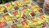 Rujak buah yang segar dan enak juga ada di Surabaya. Namanya Holyspicy yang punya banyak followers di Instagram. Rujak bangkok dan rujak kuah pindang dibanderol mulai dari Rp 35 ribuan saja per boks. Buahnya ada jambu kristal, jambu air, nanas, hingga apel. Rujak segar hanya untuk pengiriman di Surabaya. Foto: holyspicy