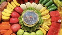 Warga Semarang juga bisa pesan rujak buah di Asinan Royal. Rujak di sini dijamin fresh dengan isian buah premium. Salah satu menunya, Rujak Tampah Diameter 65 Cm. Isian buahnya bisa disesuaikan dengan selera, termasuk semangka, nangka, jeruk bali, dan semangka kuning. Foto: asinanroyal