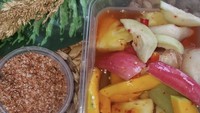 Tak kalah menarik, ada Rujak Ebi Singkawang di Pontianak yang memiliki sentuhan rasa gurih enak. Pembeliannya di kota Pontianak dan bisa via aplikasi ojek online. Pilihan buahnya lengkap, dari mangga, jambu air, sampai jambu kristal. Foto: rujakebisingkawang