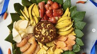 Fangs Kitchen sebelumnya terkenal dengan sajian asinan buah premium. Pun untuk rujaknya ada yang premium karena memakai kacang mede sebagai topping bumbu kacang. Gerai di Jakarta Barat ini menawarkan rujak buah per boks, mulai dari Rp 30 ribu. Foto: fangskitchenofficial