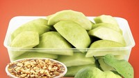 Rujak Ndower mengklaim diri sebagai pelopor rujak online. Gerainya ada di Malang hinga Surabaya, tapi bisa juga dibeli via marketplace untuk pengiriman ke luar kota. Menunya ada rujak buah bumbu kacang dan bumbu bangkok. Pilihan buahnya ada jambu citra, jambu kristal, hingga mangga muda. Harganya mulai dari Rp 35 ribu per porsi. Foto: rujak_ndower