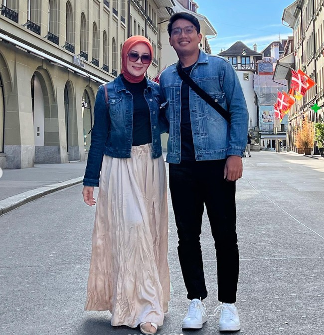 Mengenang sang anak, Atalia pun mengunggah foto terakhir keduanya bersama sebelum insiden di sungai Aare tersebut. Tampak pada pagi harinya keduanya masih berjalan-jalan bersama dan terlihat begitu bahagia. Foto: Instagram/@ataliapr