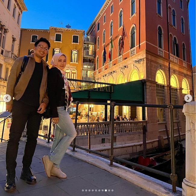 Setelah sang anak, Emmeril Kahn Mumtadz atau yang biasa disapa Eril dinyatakan hilang di sungai Aare, Swiss, dan tak kunjung ditemukan, Ridwan Kamil bersama sang istri, Atalia dan keluarganya sudah mengaku mengikhlaskan kepergian sang putra tercinta. Walaupun sudah mengikhlaskan, namun Atalia masih merasa rindu melihat sang putra. Ia pun menuliskan pesan haru ungkapan kerinduannya di unggahan Instagram. Foto: Instagram/@ataliapr