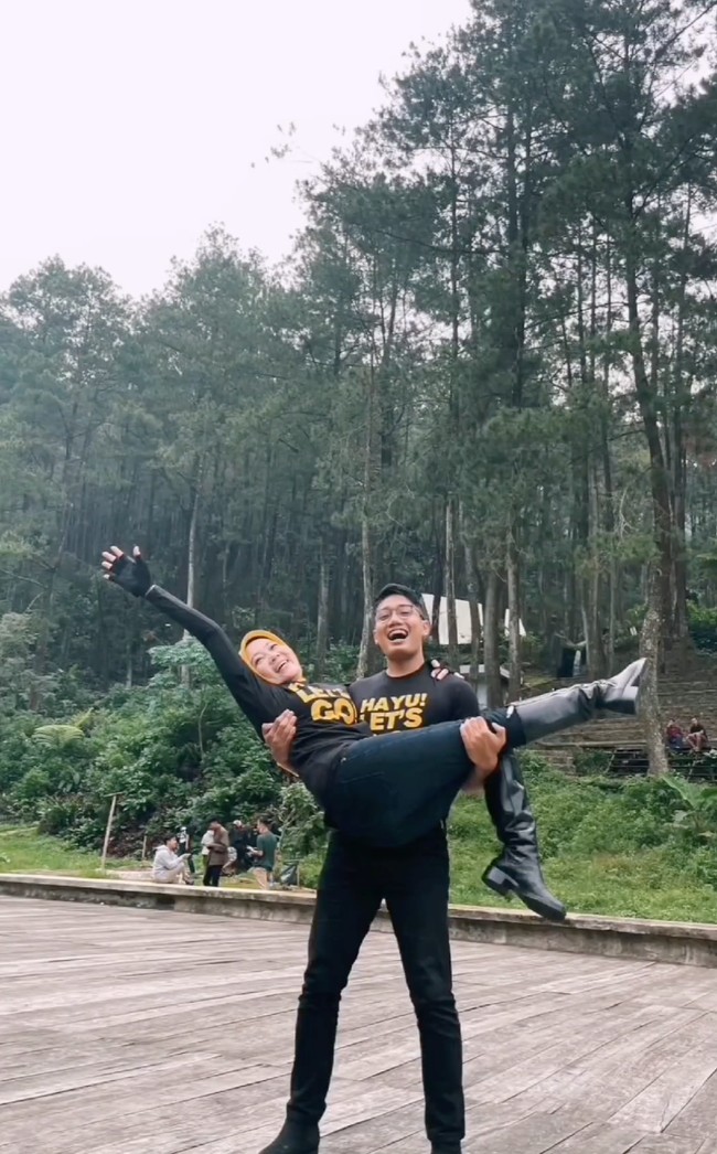 Emmeril Kahn Mumtadz alias Eril telah dinyatakan hilang di sungai Aare, Swiss sejak 27 Mei 2022. Saat itu Eril tengah berenang bersama keluarganya. Namun karena derasnya arus sungai, Eril pun terbawa ombak dan belum ditemukan hingga saat ini. Foto: Instagram/@ataliapr