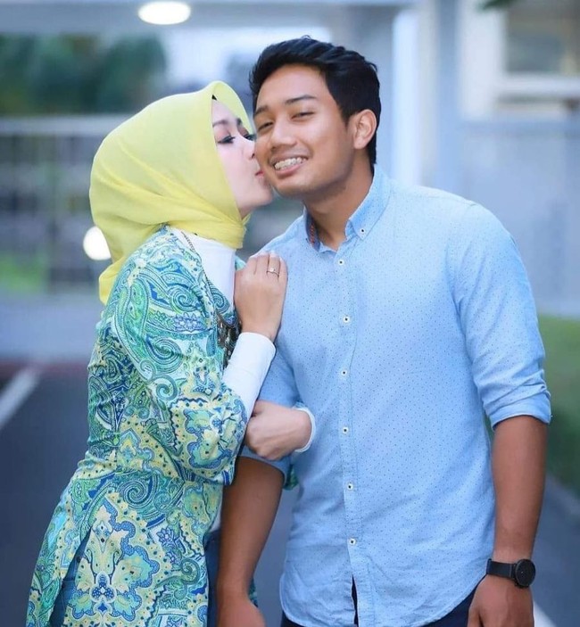 Lebih lanjut Atalia pun masih berharap jika sang anak tercinta, Eril bisa pulang ke rumahnya. Ia pun memanjatkan doa untuk Eril. Dimana, Ril? Sini pulang. Ya Allah jaga dan lindungi Eril. Limpahkan dia dengan kasih sayangMu, cukupkan kebutuhannya dan pertemukanlah kami dengannya. Laa hawlaa walaa quwwata illa billah... Sayang Aa... Doa mamah dalam setiap helaan nafas... bunyi keterangan unggahan Atalia. Foto: Instagram/@ataliapr