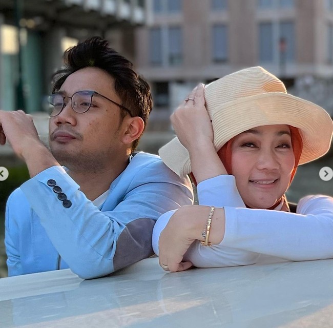 Dalam unggahan Instagram terbarunya itu Atalia tampak mengunggah beberapa foto sekaligus. Ada foto-foto sang anak, Eril yang berpose sendirian, ada juga yang bersama dengan dirinya. Rasanya untuk menanyakan, Mengapa kamu, Ril? Mengapa sekarang?, mamah merasa tidak pantas, karena mamah bukanlah pemilikmu yang sebenarnya. Insya Allah kamu sudah bahagia dalam limpahan kasih sayang Sang Pencipta, tulis Atalia. Foto: Instagram/@ataliapr