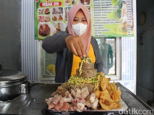 Kuliner Bakso Sebesar Tumpeng Lengkap dengan Tetelan-Gorengan, Cobain Yuk