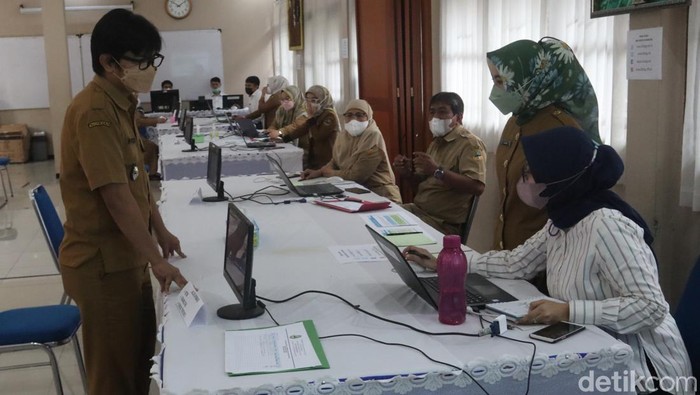 Pelaksanaan Penerimaan Peserta Didik Baru (PPDB) 2022 di Jabar dimulai pada Senin (6/6/2022). Namun terpantau dari SMAN 20 Bandung masih ada peserta didik asal luar provinsi yang belum memilki akun Penerimaan Peserta Didik Baru (PPDB) 2022.