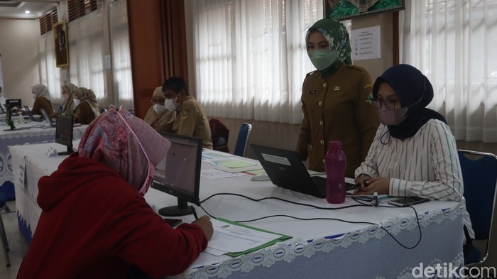 Pelaksanaan Penerimaan Peserta Didik Baru (PPDB) 2022 di Jabar dimulai pada Senin (6/6/2022). Namun terpantau dari SMAN 20 Bandung masih ada peserta didik asal luar provinsi yang belum memilki akun Penerimaan Peserta Didik Baru (PPDB) 2022.
