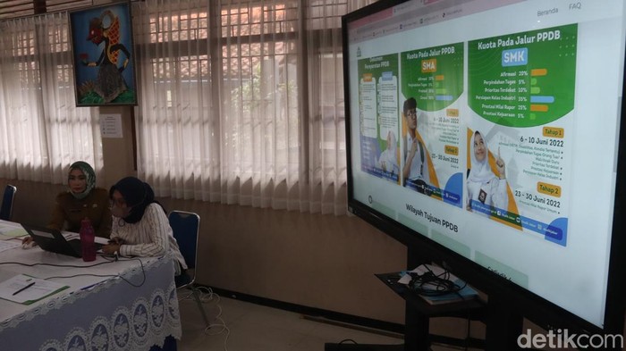 Pelaksanaan Penerimaan Peserta Didik Baru (PPDB) 2022 di Jabar dimulai pada Senin (6/6/2022). Namun terpantau dari SMAN 20 Bandung masih ada peserta didik asal luar provinsi yang belum memilki akun Penerimaan Peserta Didik Baru (PPDB) 2022.
