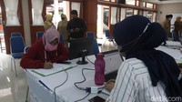 Saat disinggung persyaratan apa saja yang harus dibawa, Aam menyebut, syaratnya harus membawa nomor induk siswa dan datanya. Nanti ada aplikasi khusus untuk pendaftaran luar kota dn dicek oleh operator satuan pendidikan yang berkoordinasi dengan dinas.