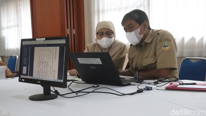 Begini Sibuknya Sekolah di Bandung Saat PPDB Jabar Dimulai Pelaksanaan Penerimaan Peserta Didik Baru (PPDB) 2022 di Jabar dimulai pada Senin (6/6/2022). Namun terpantau dari SMAN 20 Bandung masih ada peserta didik asal luar provinsi yang belum memilki akun Penerimaan Peserta Didik Baru (PPDB) 2022.