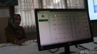 Sementara itu, Kepala Cabang Dinas Pendidikan Wilayah 7 Kota Bandung-Kota Cimahi Firman Oktora menjelaskan untuk peserta didik baru yang belum memiliki akun pendaftaran bisa datang langsung ke sekolah yang dituju karena waktu pendaftaran tahap 1 berlangsung hingga 10 Juni mendatang.