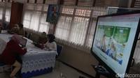 PPDB 2022 Jabar baru dimulai pada Senin (6/6/2022), namun terpantau dari SMAN 20 Bandung masih ada peserta didik asal luar provinsi yang belum memilki akun PPDB 2022.