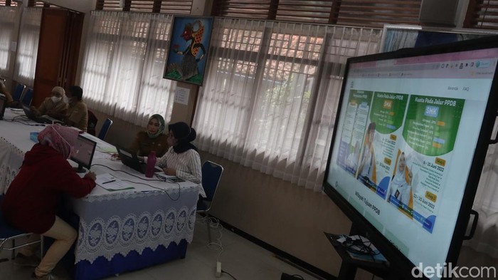 Pelaksanaan Penerimaan Peserta Didik Baru (PPDB) 2022 di Jabar dimulai pada Senin (6/6/2022). Namun terpantau dari SMAN 20 Bandung masih ada peserta didik asal luar provinsi yang belum memilki akun Penerimaan Peserta Didik Baru (PPDB) 2022.