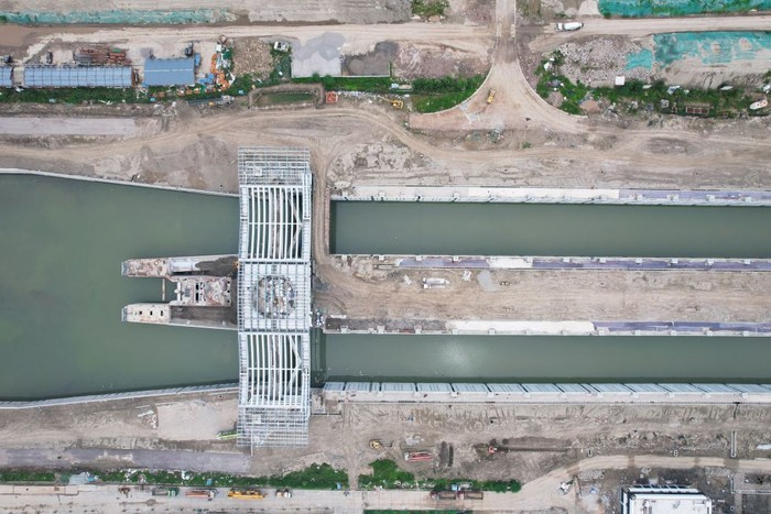 Beijing-Hangzhou Grand Canal HANGZHOU, CHINA - JUNE 6, 2022 - An aerial view of the Babao Ship lock, a key control project of the Beijing-Hangzhou Grand Canal, in Hangzhou, East China's Zhejiang Province, June 6, 2022. Eight fort lock is the beijing-hangzhou grand canal two channel connecting terminal of the qiantang river, a category double lock, lock chamber effective length of 300 meters, 23 meters water depth, 4.2 meters wide, the project covers waterway, highway, water conservancy, municipal, housing, electromechanical and landscape, etc, after the completion of thousand tons ship from shandong to hangzhou, one-way capacity can reach 42 million tons. (Photo credit should read CFOTO/Future Publishing via Getty Images)