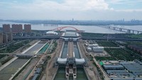 Proyek pintu air Babao Ship mulai mengaliri kanal raksasa yang menghubungkan Ibu Kota Beijing dengan Huangzhou, Senin (6/6/2022). Kanal sepanjang 1.700 km merupakan kanal kuno yang dihidupkan lagi, membentang dari utara ke selatan.