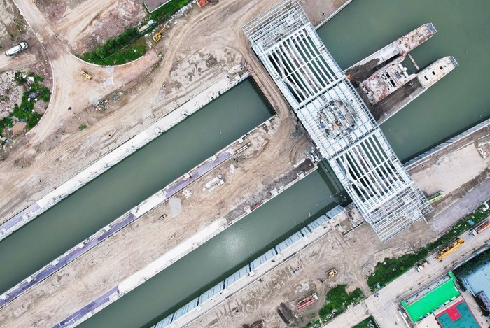 Beijing-Hangzhou Grand Canal HANGZHOU, CHINA - JUNE 6, 2022 - An aerial view of the Babao Ship lock, a key control project of the Beijing-Hangzhou Grand Canal, in Hangzhou, East China's Zhejiang Province, June 6, 2022. Eight fort lock is the beijing-hangzhou grand canal two channel connecting terminal of the qiantang river, a category double lock, lock chamber effective length of 300 meters, 23 meters water depth, 4.2 meters wide, the project covers waterway, highway, water conservancy, municipal, housing, electromechanical and landscape, etc, after the completion of thousand tons ship from shandong to hangzhou, one-way capacity can reach 42 million tons. (Photo credit should read CFOTO/Future Publishing via Getty Images)