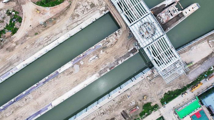 Beijing-Hangzhou Grand Canal HANGZHOU, CHINA - JUNE 6, 2022 - An aerial view of the Babao Ship lock, a key control project of the Beijing-Hangzhou Grand Canal, in Hangzhou, East China's Zhejiang Province, June 6, 2022. Eight fort lock is the beijing-hangzhou grand canal two channel connecting terminal of the qiantang river, a category double lock, lock chamber effective length of 300 meters, 23 meters water depth, 4.2 meters wide, the project covers waterway, highway, water conservancy, municipal, housing, electromechanical and landscape, etc, after the completion of thousand tons ship from shandong to hangzhou, one-way capacity can reach 42 million tons. (Photo credit should read CFOTO/Future Publishing via Getty Images)