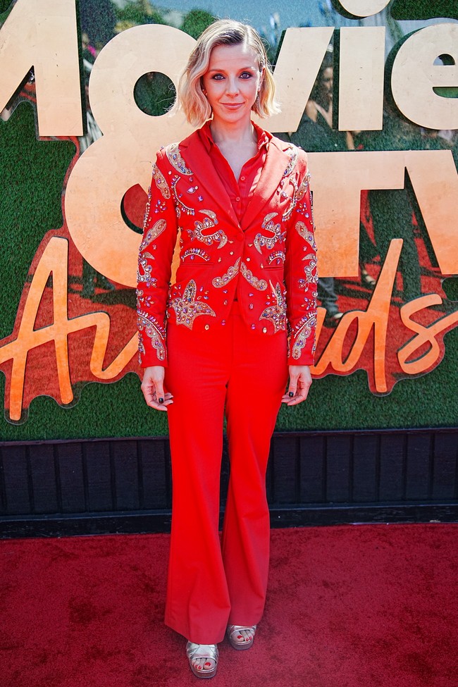 Sophia Di Martino menunjukkan sisi maskulinnya dengan setelan merah bernuansa koboi dari Dior. (Foto: Getty Images)