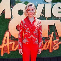 Sophia Di Martino menunjukkan sisi maskulinnya dengan setelan merah bernuansa koboi dari Dior. (Foto: Getty Images)