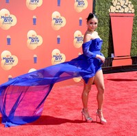 Gaun biru elektrik karya Vera Wang menjadi andalan Vanessa Hudgens. Gaun bersiluet mini-dress itu hadir dengan ekor panjang nan dramatis. (Foto: Getty Images)