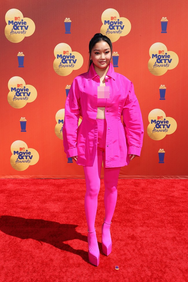 Hot in pink!  Lana Condor mencuri perrhatian dengan kombinasi kemeja bergaya parka dan legging sertu sepatu senada serba pink dari Valentino. (Foto: Getty Images)