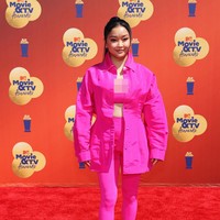 Hot in pink!  Lana Condor mencuri perrhatian dengan kombinasi kemeja bergaya parka dan legging sertu sepatu senada serba pink dari Valentino. (Foto: Getty Images)