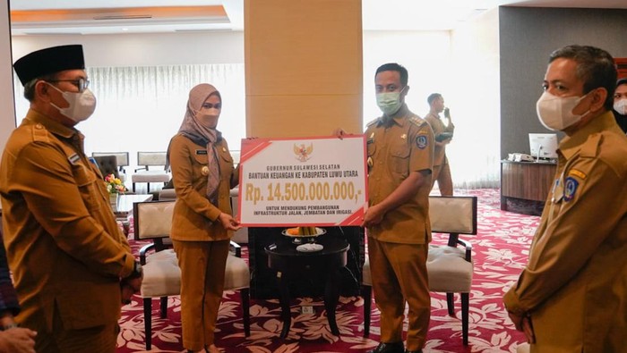 Bupati Lutra Indah Putri Indriani menerima bantuan keuangan dari Gubernur Sulsel Andi Sudirman Sulaiman