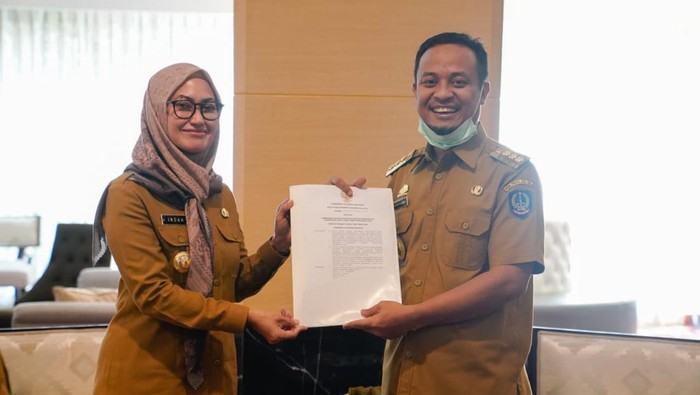 Bupati Lutra Indah Putri Indriani menerima bantuan keuangan dari Gubernur Sulsel Andi Sudirman Sulaiman