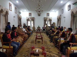 Srikandi Peraih Emas di WRC 2022 Diberi Kadeudeuh Bupati Sukabumi